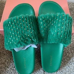 Green faux fur slides with gold flakes